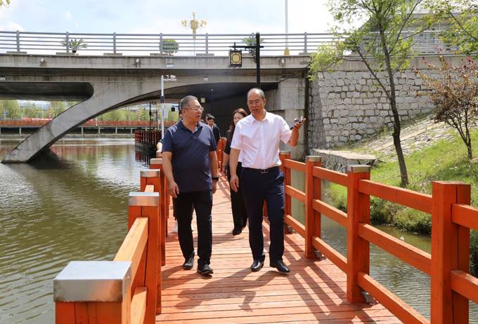 曹炳志校长陪同张建川处长参观学校 曹炳志校长陪同张建川处长参观学校