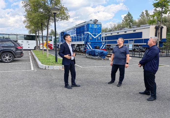 马卫强副校长向调研组介绍实习实训设备 马卫强副校长向调研组介绍实习实训设备